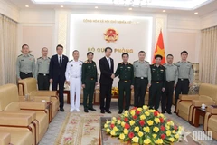 Le général Phan Van Giang, l’ambassadeur He Wei et les délégués. Photo : qdnd.vn