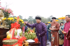 Les délégués offrent de l'encens à la Cité impériale de Thang Long, à Hanoï. Photo : Ministère des Affaires étrangères
