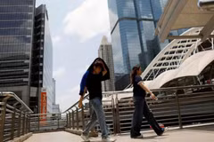 Un homme se protège du soleil sous une chaleur accablante à Bangkok, en Thaïlande. Photo : EPA
