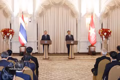 Le secrétaire général du Parti communiste du Vietnam (PCV) et président vietnamien, To Lam, et le Premier ministre thaïlandais, Anutin Charnvirakul, rencontrent la presse le 28 mai à Bangkok afin de présenter les résultats de leur entretien. Photo: VNA