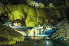 Dans la grotte de Va dans le parc national de Phong Nha-Ke Bang. Photo: nhandan.vn