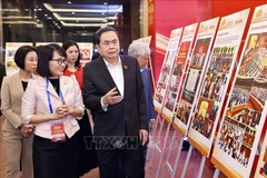Le président de l’Assemblée nationale, Tran Thanh Man, inspecte l’espace d’exposition photographique sur les activités de l’Assemblée nationale en préparation de la cérémonie de remise des prix. Photo : VNA