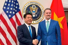 Le ministre de l'Industrie et du Commerce, Nguyên Hông Diên, et l’ambassadeur Jamieson Greer, représentant américain au Commerce. Photo: VNA