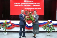 L’ambassadeur du Vietnam au Laos, Nguyên Minh Tâm (gauche), lors de l'événement. Photo: VNA
