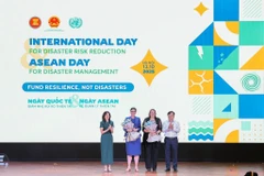 Le vice-ministre de l’Agriculture et de l’Environnement, Nguyen Hoang Hiep, et Pauline Tamesis, coordinatrice résidente des Nations unies au Vietnam, et des délégués lors de la cérémonie. Photo: VNA