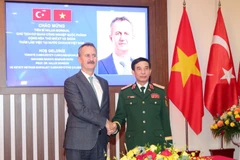 Le ministre de la Défense, Phan Van Giang (à droite), et Haluk Gorgun, président de la Presidency of Defence Industries. Photo: VNA