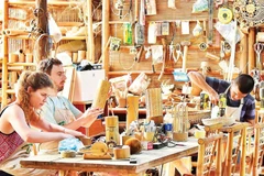 Des touristes fabriquent leurs propres souvenirs en bambou dans un atelier d'artisanat à Da Nang. Photo : nhandan.vn