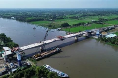 Le pont Vam Co Dong relie les districts de Duc Hoa et Duc Hue de la province de Long An. Photo: VNA