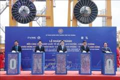 Le président Luong Cuong (au milieu) et des délégués à la cérémonie marquant l’entrée en exploitation des terminaux n°3 et 4 du port de Lach Huyen – Port de Hai Phong. Photo: VNA