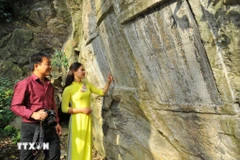 Poèmes gravés sur les parois du mont Non Nuoc. Photo: VNA