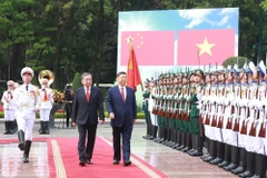 Le secrétaire général du PCV, Tô Lâm (à gauche), et le secrétaire général du PCC et président chinois, Xi Jinping, passent en revue la garde d'honneur de l'Armée populaire du Vietnam. Photo: VNA