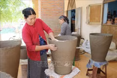 Production de céramique à la coopérative de poterie Cham Bau Truc, Ninh Thuan. Photo : VNA