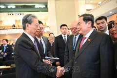 Le président de l’Assemblée nationale du Vietnam, Tran Thanh Man (droite), et le président du Comité permanent de l’Assemblée populaire nationale de Chine, Zhao Leji. Photo: VNA
