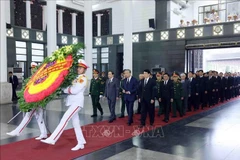 Une délégation du Comité central du Parti, conduite par le secrétaire général, To Lam, rend hommage au général Nguyen Quyet. Photo: VNA