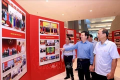 Dans la matinée du 11 octobre, le vice-Premier ministre Mai Van Chinh a inspecté les préparatifs des expositions en l’honneur du Congrès. Photo: VNA
