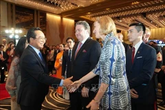 Le président du Comité populaire de Hô Chi Minh-Ville, Nguyen Van Duoc, félicite l'ambassadeur des États-Unis au Vietnam, Marc E. Knapper, et la consule générale des États-Unis à Hô Chi Minh-Ville, Susan Burns, lors de la cérémonie. Photo : VNA