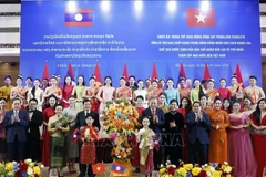 Le secrétaire général du Parti communiste du Vietnam (PCV), To Lam, et son épouse, le secrétaire général du Parti populaire révolutionnaire du Laos (PPRL) et président du Laos, Thongloun Sisoulith, et son épouse, avec des artistes lors de l'événement. Photo: VNA