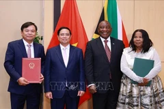 Le Premier ministre Pham Minh Chinh et le président sud-africain, Matamela Cyril Ramaphosa, assistent à la signature d'un mémorandum d'entente sur la coopération agricole entre le ministère vietnamien de l'Agriculture et de l'Environnement et le ministère sud-africain de l'Agriculture. Photo: VNA
