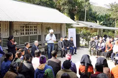 Le secrétaire d’État canadien chargé du Développement international, Randeep Sarai, discute avec les bénéficiaires du projet de la restauration de la production agricole après les catastrophes naturelles. Photo : baolaocai.vn