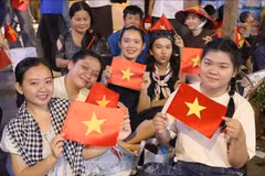 Des étudiants se rassemblent sur le trottoir de la rue Nam Ky Khoi Nghia pour attendre le défilé militaire et civil célébrant le 50e anniversaire de la Libération du Sud et de la Réunification nationale (30 avril 1975 - 30 avril 2025). Photo d’illustration : VNA