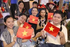 Des étudiants se rassemblent sur le trottoir de la rue Nam Ky Khoi Nghia pour attendre le défilé militaire et civil célébrant le 50e anniversaire de la Libération du Sud et de la Réunification nationale (30 avril 1975 - 30 avril 2025). Photo d’illustration : VNA