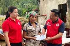 Le Comité central de la Croix-Rouge vietnamienne fournit une aide d'urgence aux personnes touchées par le typhon Matmo à Lao Cai. Photo: VNA