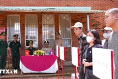 Rapatriement de 15 citoyens vietnamiens via le poste frontalier international de Xa Mat. Photo: VNA