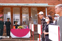 Rapatriement de 15 citoyens vietnamiens via le poste frontalier international de Xa Mat. Photo: VNA