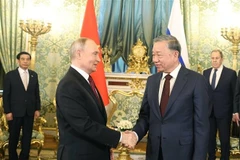 Le secrétaire général du Parti communiste du Vietnam, Tô Lâm (droite), et le président Vladimir Poutine. Photo: VNA