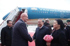 Le vice-Premier ministre russe, Dmitry Chernyshenko, le secrétaire général Tô Lâm et son épouse à l’aéroport avant leur départ. Photo : VNA