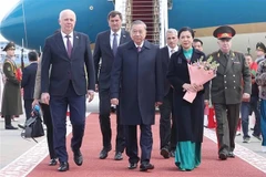 Le secrétaire général du Parti communiste du Vietnam, Tô Lâm, et son épouse arrivent à Minsk. Photo: VNA