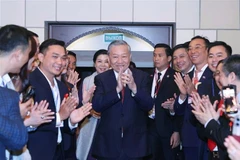 Le secrétaire général du Parti communiste du Vietnam, Tô Lâm, et des Vietnamiens de Russie. Photo: VNA
