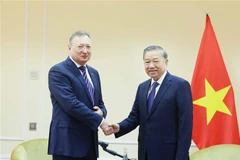 Le secrétaire général du Parti communiste du Vietnam (PCV), Tô Lâm (droite), et Sergei Ivanovich Kudryashov, directeur général de la société par actions Zarubezhneft. Photo: VNA