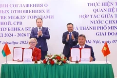 Le Premier ministre biélorusse, Roman Golovchenko, et le président du Comité populaire de Hanoï, Tran Sy Thanh, à la signature du programme de coopération pour la mise en œuvre de l'accord sur les relations d'amitié et de coopération entre Hanoï et Minsk (2023). Photo : VNA