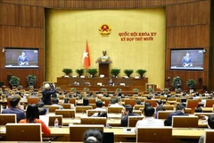 Le ministre des Finances, Nguyen Van Thang, explique plusieurs points soulevés par les députés de l'Assemblée nationale. Photo : VNA
