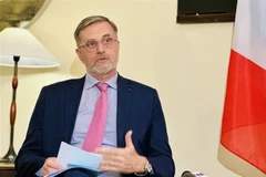 L’ambassadeur de France au Vietnam, Olivier Brochet, lors de la rencontre avec la presse, le 23 mai à Hanoï. Photo : CVN/VNA