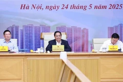 Le Premier ministre Pham Minh Chinh (au milieu) lors de la réunion. Photo: VNA
