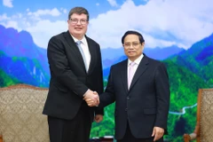 Le Premier ministre Pham Minh Chinh (droite) et le ministre finlandais Arto Olavi Satonen. Photo: VNA