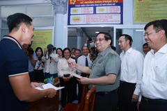 Le Premier ministre Pham Minh Chinh effectue une inspection du fonctionnement du modèle d’administration locale à deux niveaux à An Giang. Photo: VNA