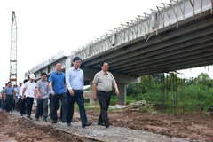 Le Premier ministre Pham Minh Chinh inspecte l’état d’avancement des travaux du projet d'autoroute Cao Lanh - An Huu. Photo: VNA