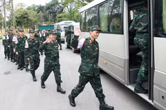 Les militaires participant à la mission humanitaire au Myanmar montent dans le bus pour se diriger vers l'aéroport de Noi Bai. Photo : qdnd.vn