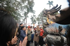 Des pagodes à Hanoï deviennent bondées à l'approche du Têt Nguyên Tiêu. Photo: VNA