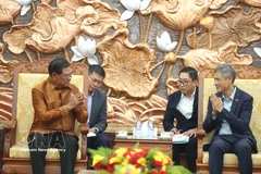 L'ambassadeur du Vietnam au Cambodge, Nguyen Minh Vu (droite), et le vice-président du PPC, Samdech Sar Kheng. Photo: VNA