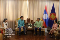 L’ambassadeur Pham Viet Hung (gauche) et son homologue lao, Sisavath Inphachanh. Photo: VNA