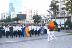 La délégation des autorités de Hô Chi Minh-Ville rend hommage au Président Hô Chi Minh à l'occasion du 50ᵉ anniversaire de la ville portant le nom du défunt dirigeant. Photo: VNA