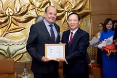 Lors de son mandat d'ambassadeur du Chili au Vietnam, Claudio De Negri s'est vu décerner l'insigne "Pour la paix et l'amitié entre les peuples" du Vietnam. Photo: VNA