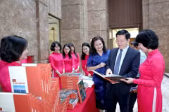 Le vice-Premier ministre Mai Van Chinh apprécie le livre photo « A80 : la Patrie dans le cœur ». Photo: VNA