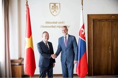 Le président du Parlement slovaque, Richard Raši et l'ambassadeur du Vietnam, Pham Truong Giang (gauche). Photo: VNA