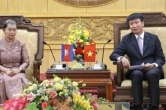 La présidente du Conseil national du Front de solidarité pour le développement de la patrie du Cambodge, Men Sam An et le secrétaire du Comité provincial du Parti de Ninh Binh, Tran Huy Tuan. Photo: VNA