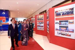 Des délégués du premier Congrès de l’organisation du Parti du Gouvernement visitent des expositions. Photo: VNA